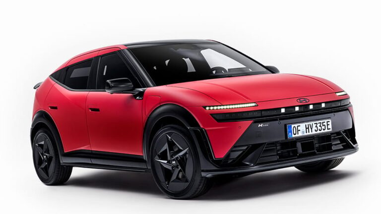 Hyundai IONIQ 3 fotograferet forfra i studiet