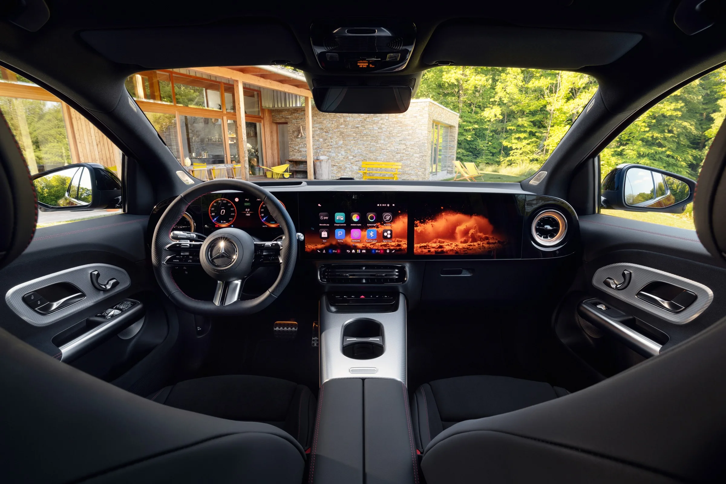 Kabinen i Mercedes-Benz GLA med MBUX Superscreen på tværs af instrumentbordet