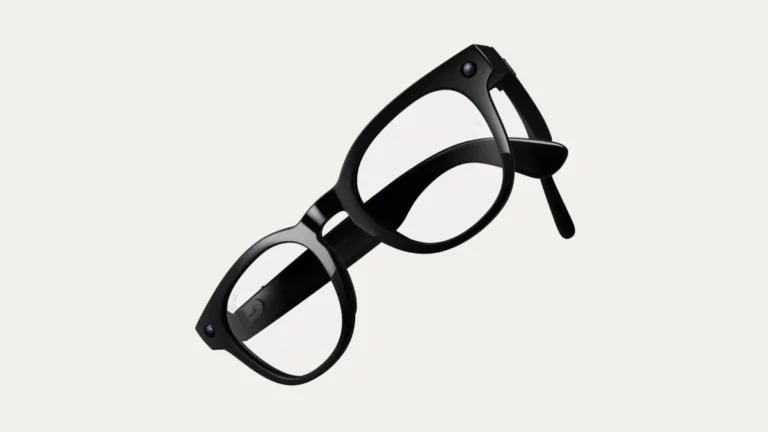 Sorte Ray-Ban Meta AI-briller med synligt kamera i brillestellet