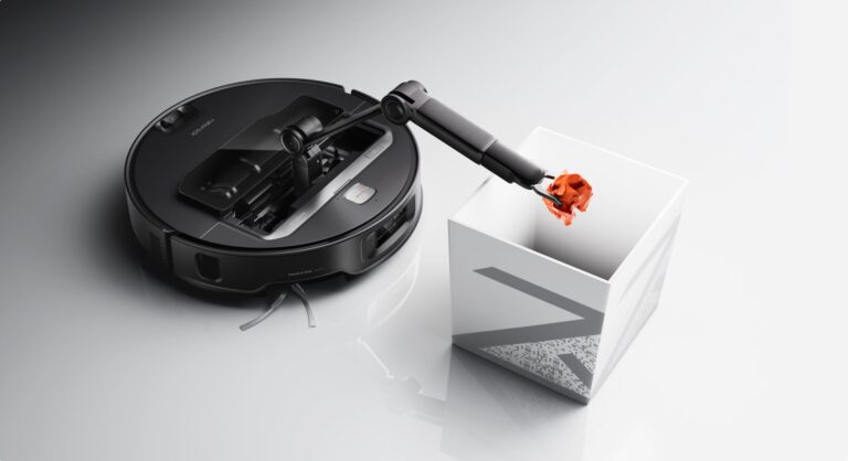 Roborock Saros Z70 flytter en let genstand med OmniGrip-robotarmen