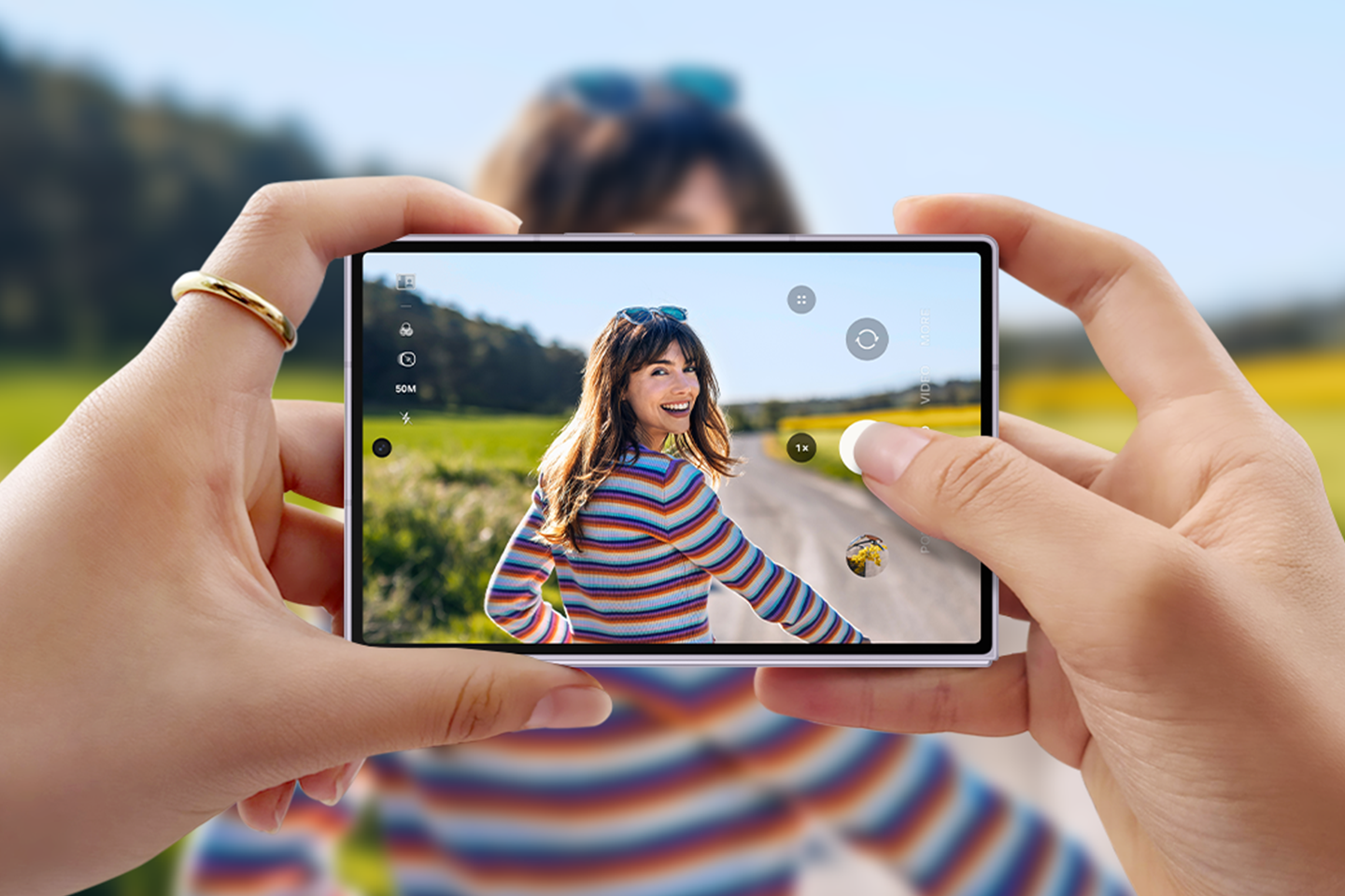 Galaxy Z Fold8 brugt som kamera i landskabstilstand.