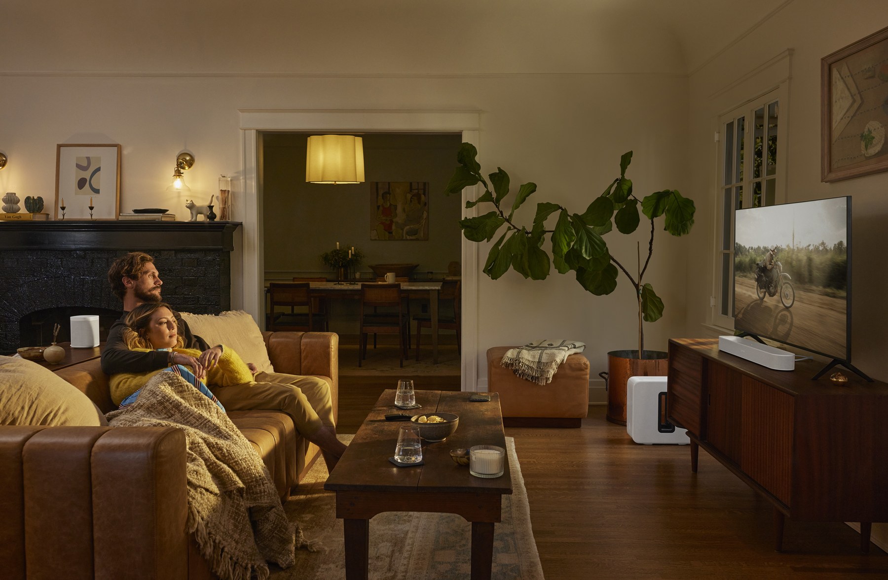 Sonos Beam Gen 2 foran et fjernsyn i en stue