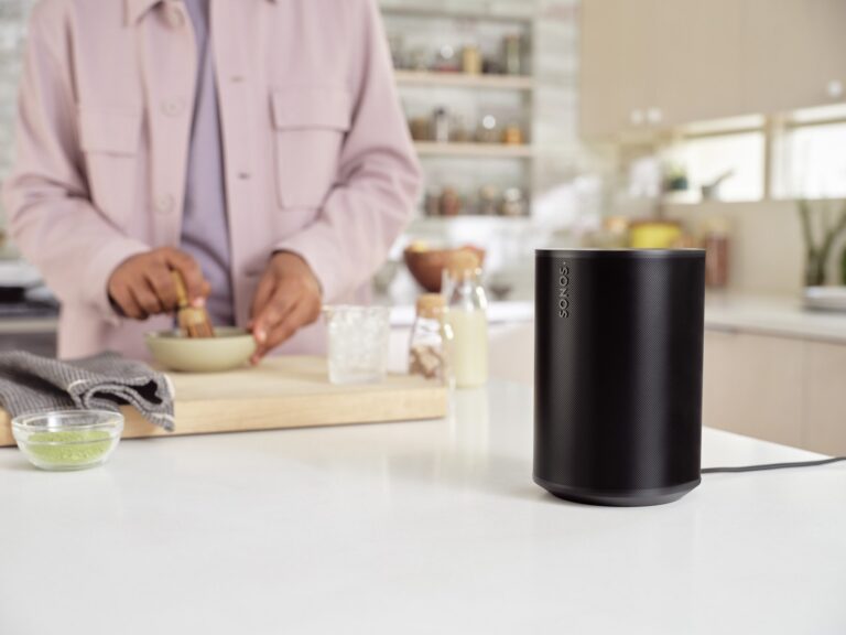 Sonos Era 100 i et køkken