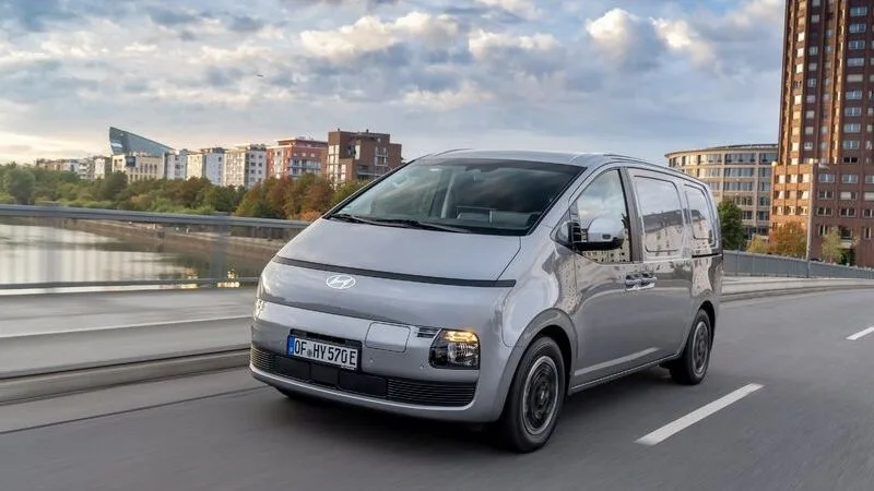 Hyundai sender elektrisk STARIA Cargo til Danmark: 20 minutters ladestop, men prisen mangler