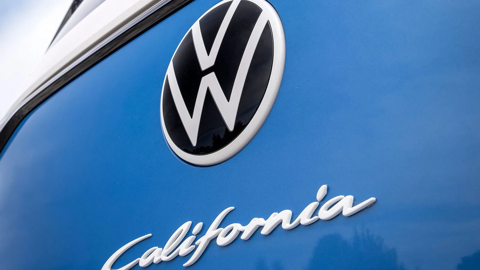 Volkswagen-logo og California-navn på den blå ID. California Cruise