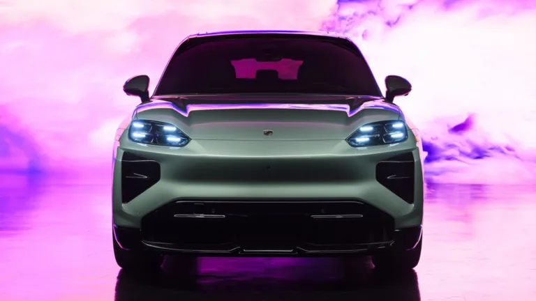 Porsche Cayenne Turbo Electric set forfra i et oplyst studie
