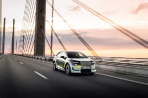 Camoufleret Audi A2 e-tron under kørsel på Øresundsbroen.