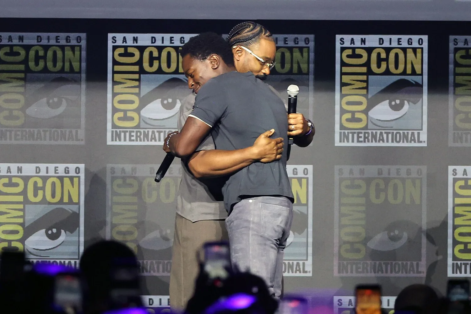 David Jonsson og Ryan Coogler omfavner hinanden ved Marvels Comic-Con-panel