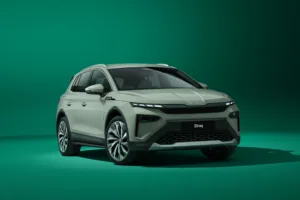 Skoda Elroq set forfra i officielt pressefoto.