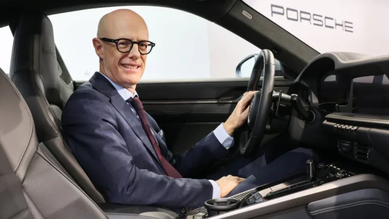 Porsches administrerende direktør Michael Leiters i en Porsche