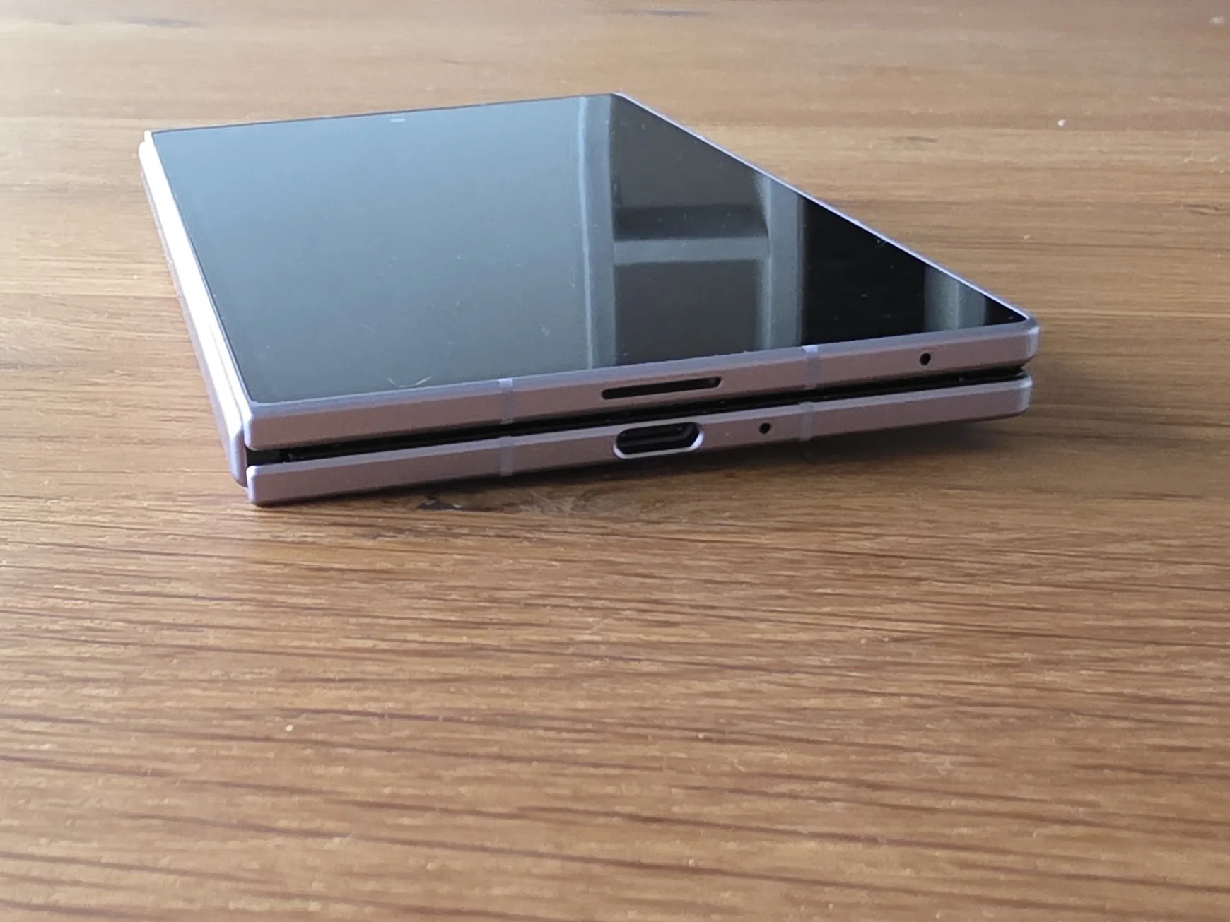 Samsung Galaxy Z Fold8 foldet sammen set fra siden ved hængslet og USB-C-porten