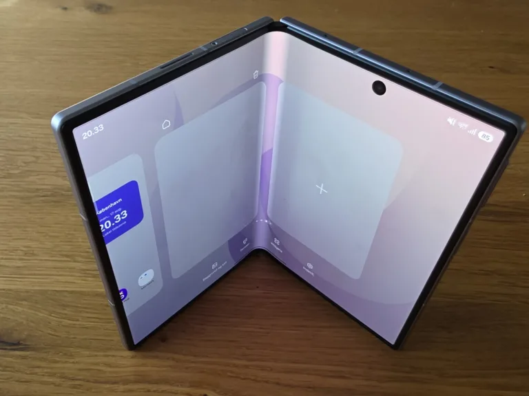 Samsung Galaxy Z Fold8 foldet ud på et træbord med skærmen tændt