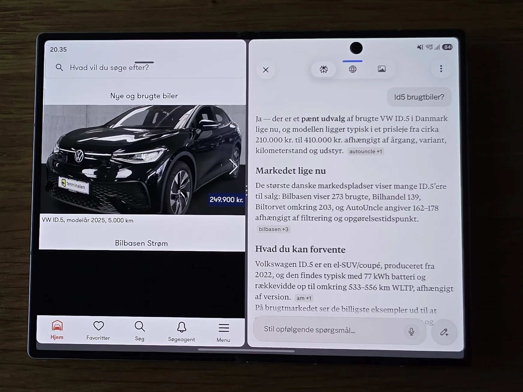 Samsung Galaxy Z Fold8 foldet ud med apps vist på den store indvendige skærm