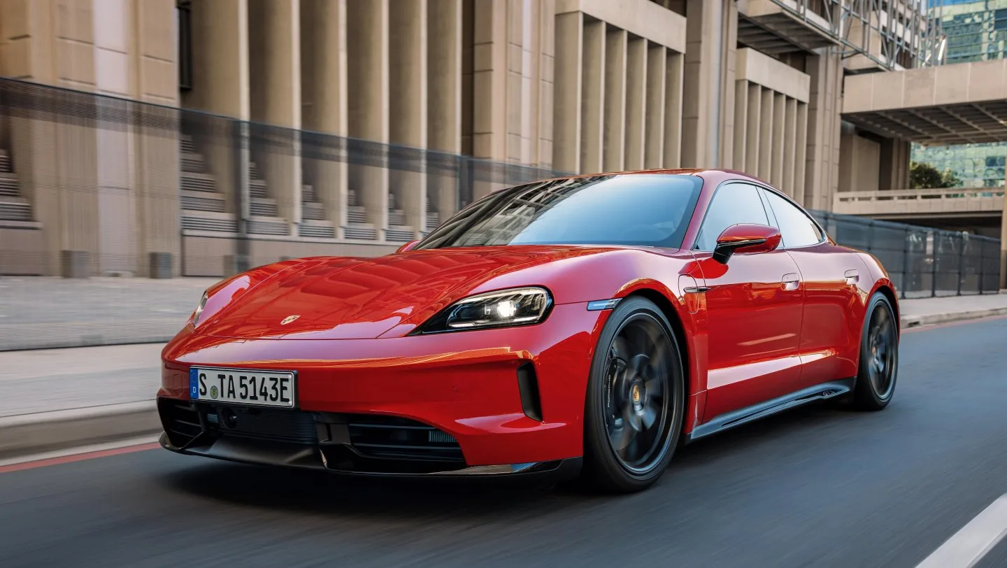 Rød Porsche Taycan GTS på en bygade