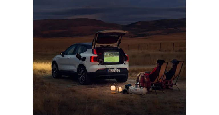 Volvo EX30 ved ladeudtaget til Vehicle-to-Load