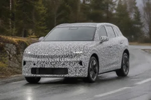 Illustration af en camoufleret elektrisk SUV på testvej