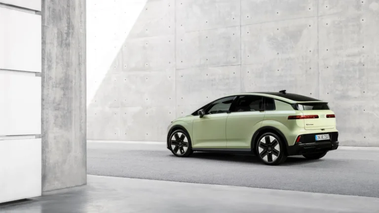 Audi A2 e-tron i pistaciegrøn metallak set bagfra i et lyst rum