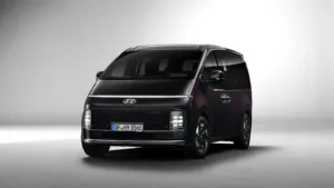 Sort Hyundai Staria Electric set forfra i et studie