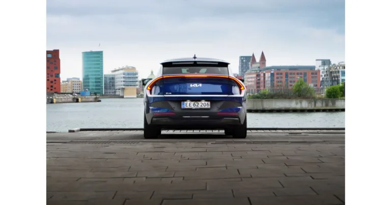 Blå Kia EV6 Long Range Prestige parkeret ved Københavns havn