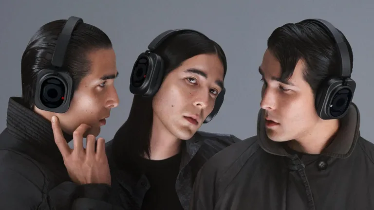 Tre personer bærer Nothing Headphone (1) Pro i sort