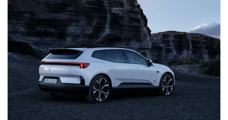 Hvid Polestar 4 SUV set bagfra i et klippelandskab