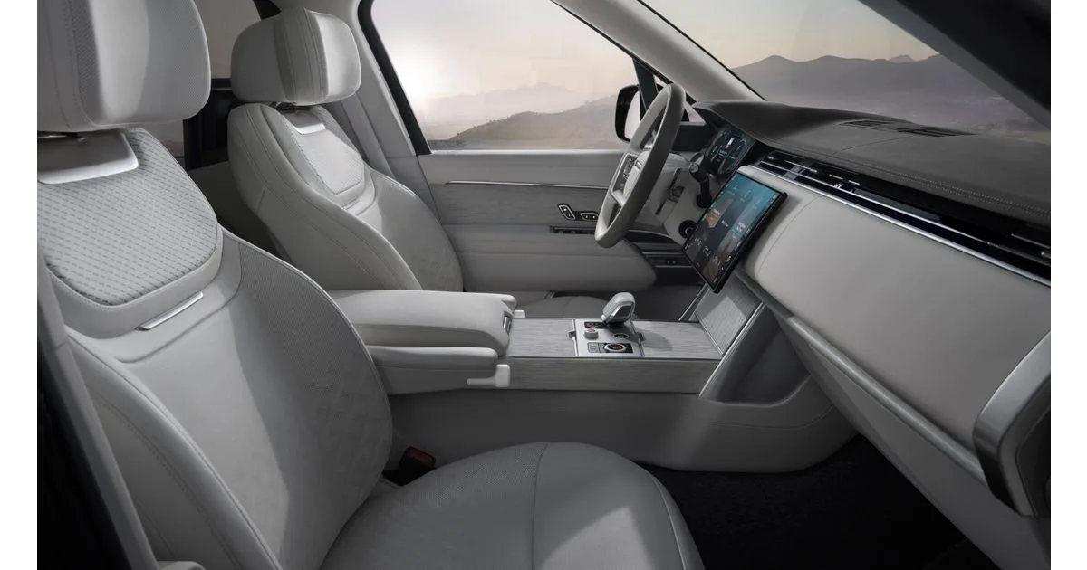 Lyst interiør og instrumentbord i Range Rover Electric