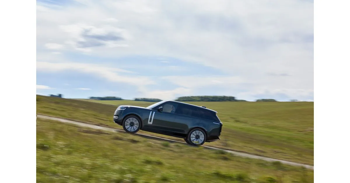 Range Rover Electric kører gennem et åbent landskab