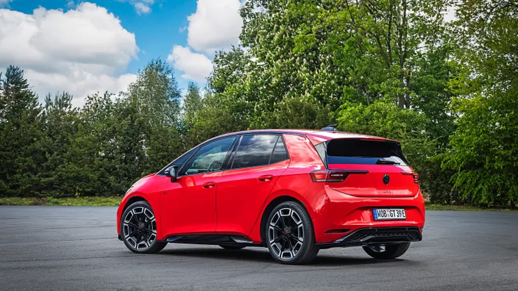 Rød Volkswagen ID.3 GTI set skråt bagfra