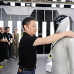 XPENG har bygget en robotfabrik, og IRON gik selv ud fra linjen