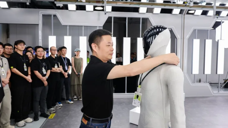 XPENGs humanoide robot IRON i forbindelse med den nye produktionslinje