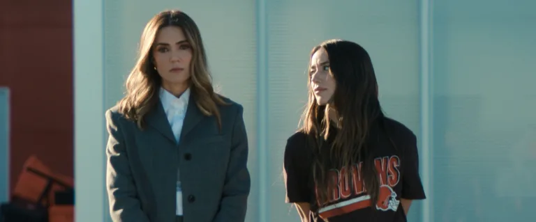 Mandy Moore og Chloe Bennet i The Land. Officielt pressefoto fra Disney.