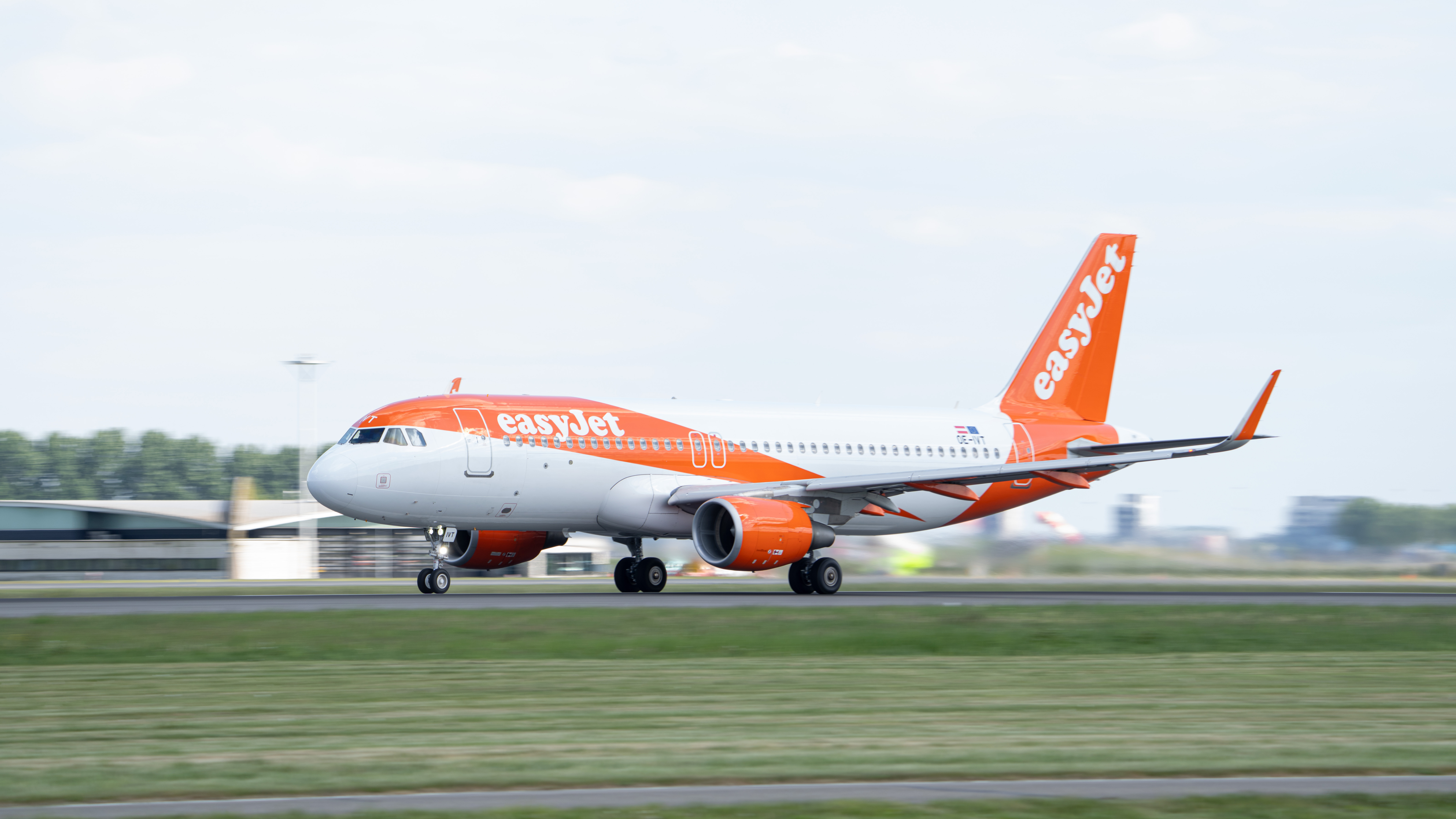 easyJet får Starlink-wifi om bord fra 2027