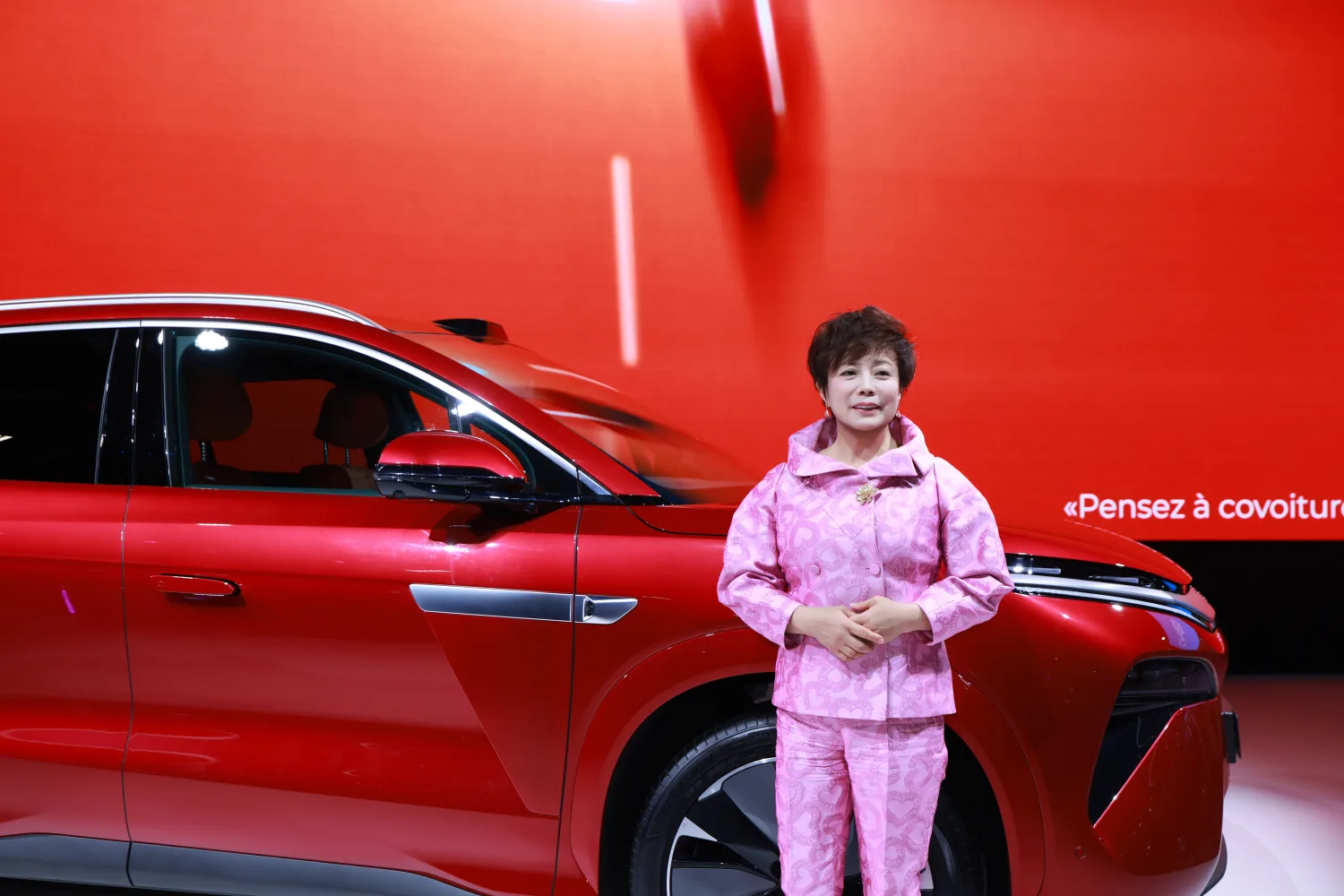 Stella Li og BYD ATTO 8