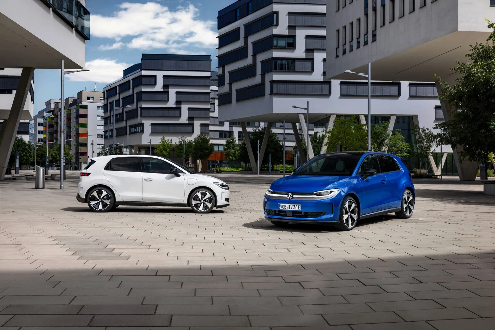 En hvid og en blå Volkswagen ID. Polo parkeret i byen
