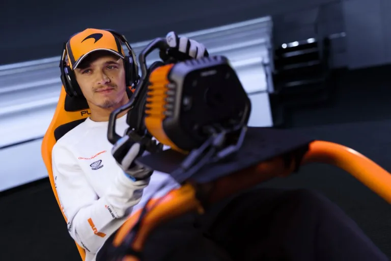 Logitech G RS50 McLaren Racing Bundle i et sim racing-setup