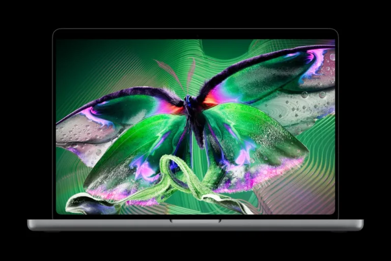 En farverig sommerfugl vises på en åben MacBook Pro med PROLED XDR-skærm.